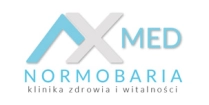  Obraz przedstawia logo "AX MED NORMOBARIA" z podtytułem "klinika zdrowia i witalności", z literami A i X w kolorach błękitnym i szarym, układającymi się w kształt dachu.